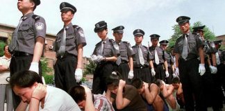 В Северной Корее казнили 80 человек за хранение Библии В Северной Корее казнили 80 человек