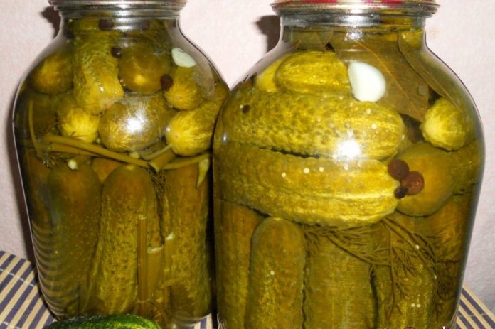 трехлитровые банки с маринованными огурцами