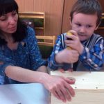 В Церкви адвентистов дети мастерят скворечники