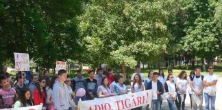 Преподаватели вместе с учениками протестовали против наркотиков Преподаватели вместе с учениками протестовали против наркотиков
