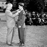 Desmond-Doss-poluchaet-nagradu