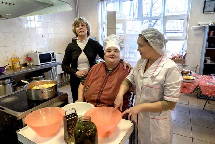 Раздели с голодным хлеб твой Раздели с голодным хлеб твой