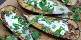 Запечённые баклажаны под семечковым соусом