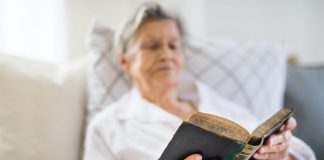 100-летняя женщина читает Библию в 61-й раз