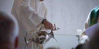 Крещение младенцев лишает их свободы на всю жизнь